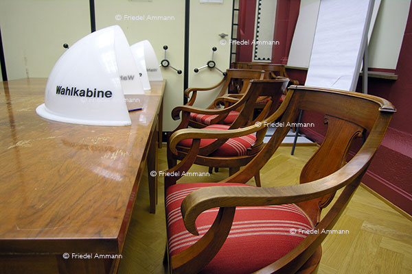 LEBEN – Humor – Wahlkabine, Schweiz