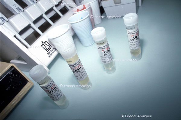 LEBEN - Gewalt / Force - Rechtsmedizin Forensic medicine