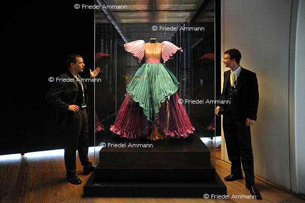 LEBEN– Mode - Rüstung und Robe im Tinguelymuseum - Basel, Schweiz
