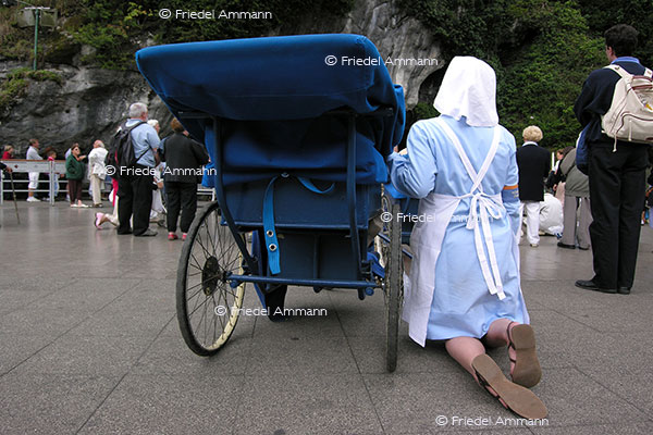 LEBEN - Spiritualität / Religion - Lourdes, France