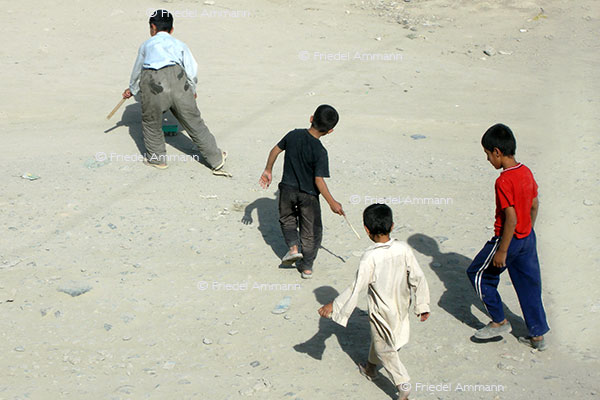 LEBEN - Spiel / play - Afghanistan