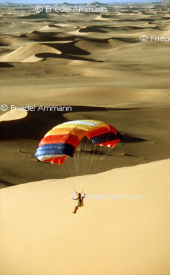 LEBEN – Sport - Gleitschirmfliegen – Sahara, Algerien