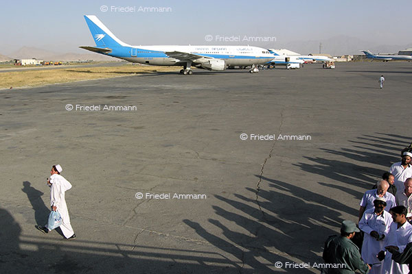 LEBEN - Unterwegs / on the way - International Airport Kabul, Afghanistan