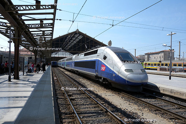 LEBEN - Unterwegs / on the way – TGV, St. Charles, Marseille, France