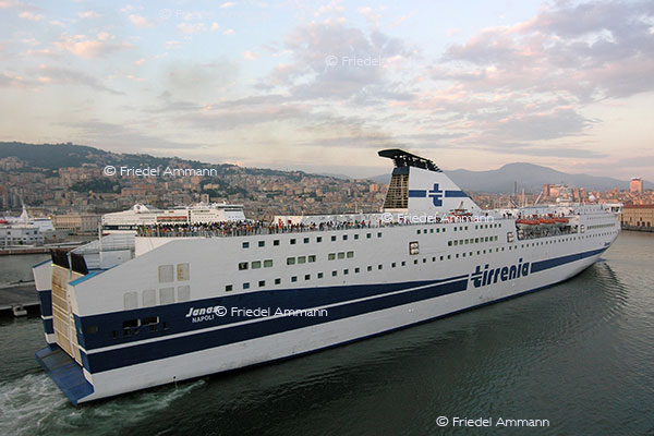 LEBEN - Unterwegs / on the way - Hafen von Genua, Italia