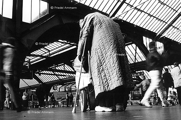 LEBEN - SW Impressionen – Engel vom HB Zürich