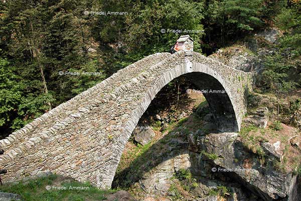 SCHWEIZ - Impressionen 1 - Brücke unterhalb Intragna nach Rasa, Centovalli