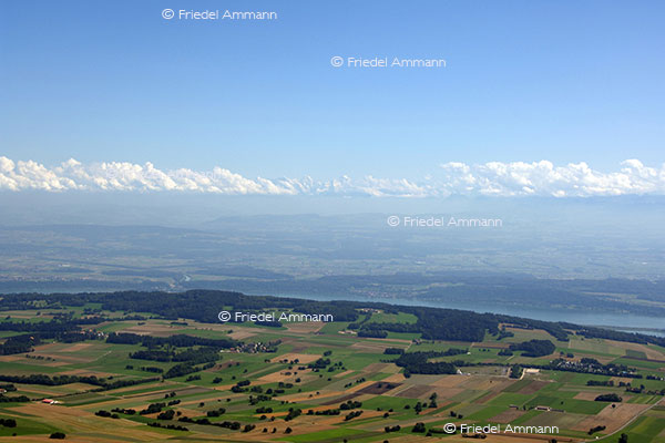 SCHWEIZ - Mittelland - Blick vom Chasseral über das Mittelland auf die Alpen