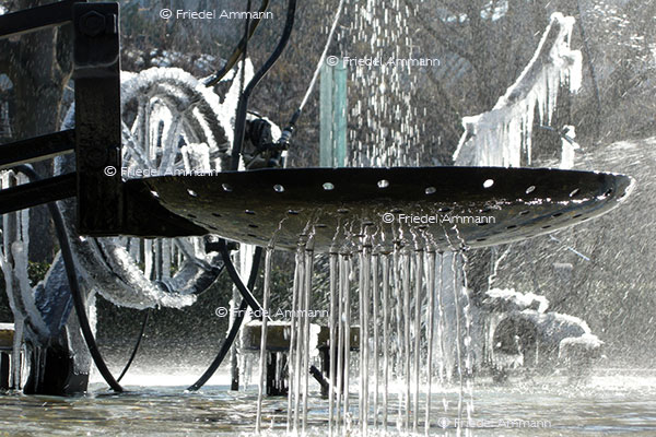 SCHWEIZ - Kultur, Folklore -  Basler Fasnachtsbrunnen von Jean Thinguely