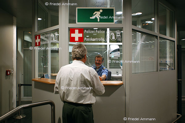 SCHWEIZ - Touristen, Gäste - Zoll am Euro Airport