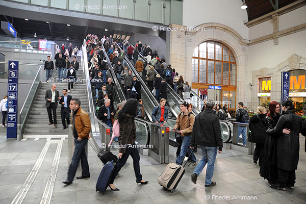 SCHWEIZ - Touristen, Gäste - Bahnhof SBB Basel
