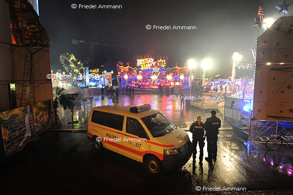 SCHWEIZ - Service Public - Polizei während der Basler Herbstmesse