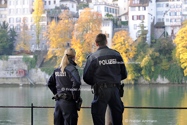 SCHWEIZ - Service Public - Polizeipatrouille, Kleinbasler Rheinufer