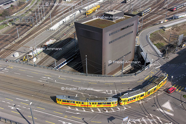 SCHWEIZ - Verkehr, Mobilität - BLT, Münchersteinerbrücke, Basel - Zentrales Stellwerk der SBB, Architekten Herzog & de Meuron