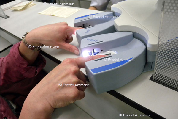 WORLD - Tourismus / Tourism - finger print check