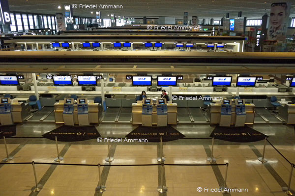 WORLD - Tourismus / Tourism - Gangway Narita Airport, Tokyo, Japan 
