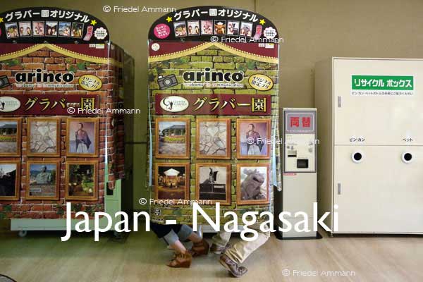 WORLD – Japan – Taking a Picture