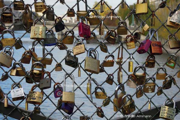 WORLD - France, Paris – Ponts des Arts