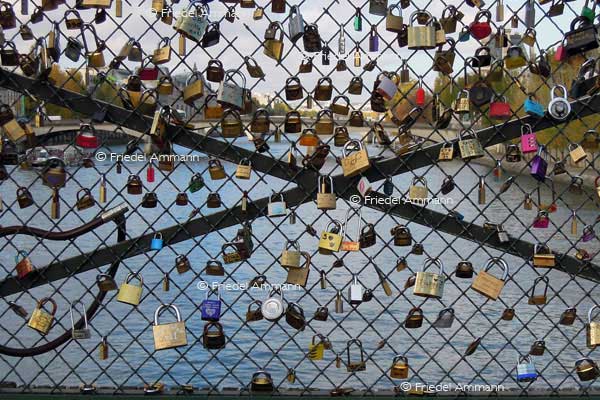 WORLD - France, Paris – Ponts des Arts