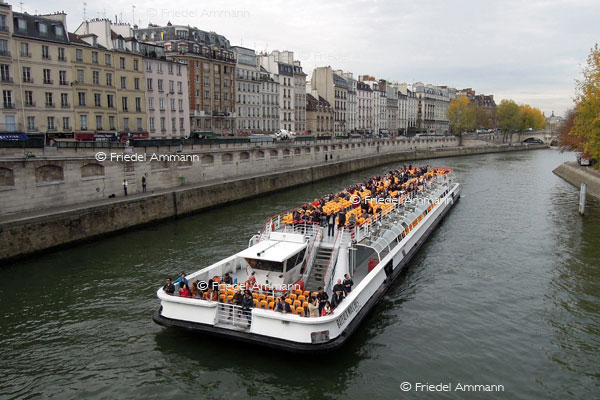 WORLD - France, Paris – Bateau Seine