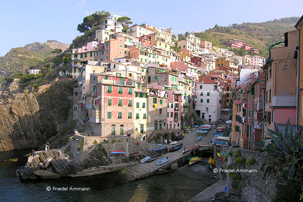 WORLD – Italia, Cinque Terre - Riomaggiore