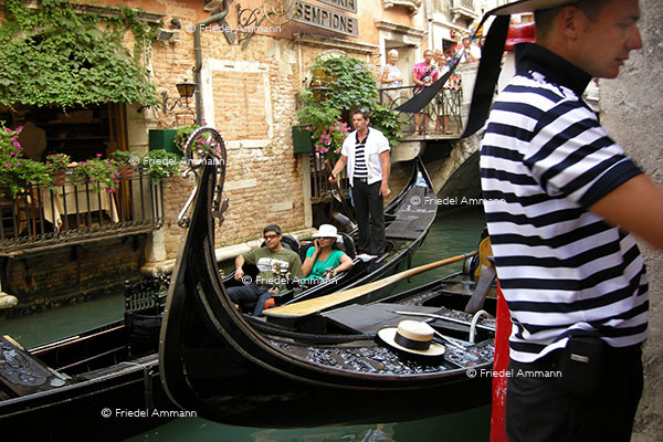 WORLD - Italia, Venezia - Gondoliere