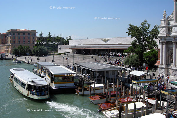 WORLD - Italia, Venezia – Hauptbahnhof / Stazione di Venezia Santa Lucia, Canal Grande