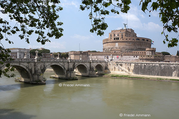 WORLD - Italia, Rom - Tiber, Engelsburg / Castel Sant Angelo