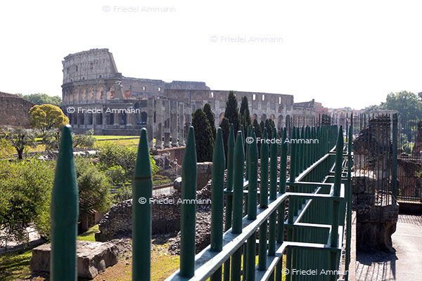 WORLD - Italia, Rom - Colosseum