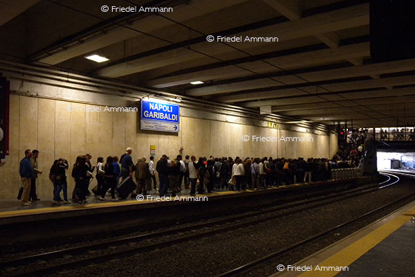 WORLD - Italia, Napoli - Stazione Centrale