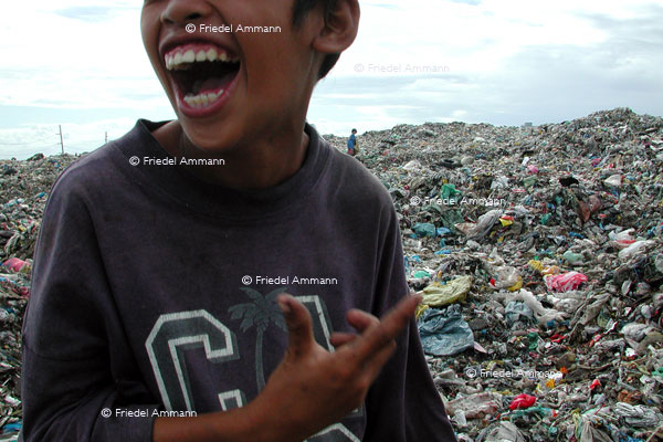WORLD – Philippinen, Metro Manila - Smokey Mountain - garbage pickers «Scavenger» 