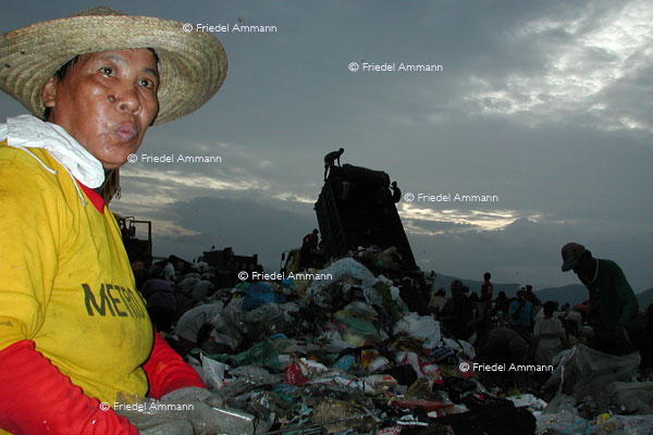 WORLD - Philippinen, Metro Manila - Payatas - garbage pickers «Scavenger»