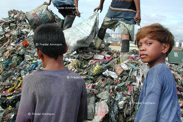 WORLD - Philippinen, Metro Manila - Smokey Mountain - garbage pickers «Scavenger» 