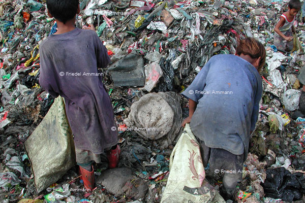 WORLD - Philippinen, Metro Manila - Smokey Mountain - garbage pickers «Scavenger» 