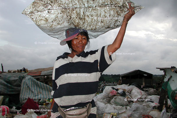 WORLD - Philippinen, Metro Manila - Payatas - garbage pickers «Scavenger»