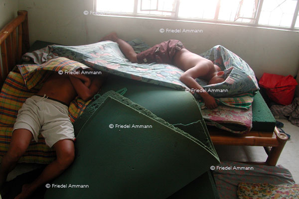 WORLD - Philippinen, Metro Manila - orphans