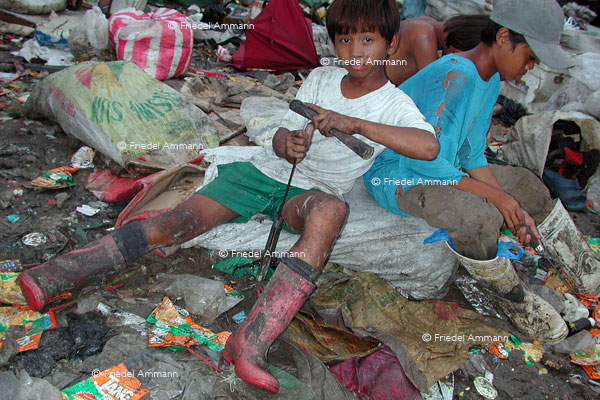 WORLD - Philippinen, Metro Manila - Payatas - garbage pickers «Scavenger»