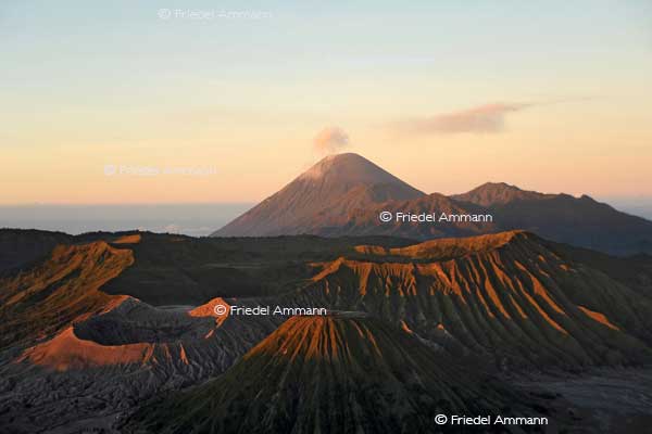 WORLD – Indonesien, Java – Mt. Bromo at sunrise