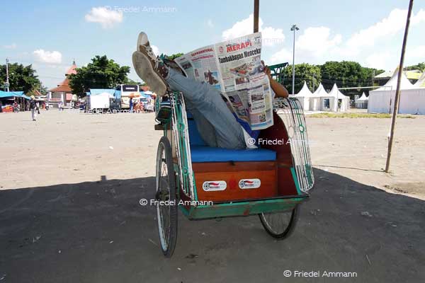 WORLD – Indonesien, Java – men’s job