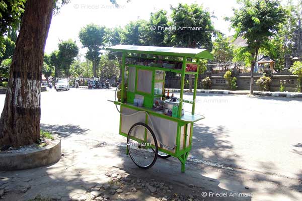 WORLD - Indonesien, Bali – street vendor
