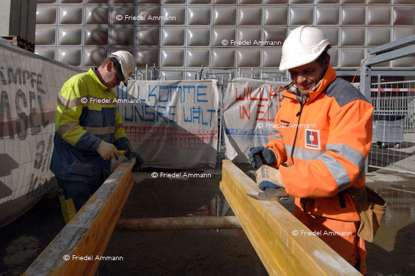 WIRTSCHAFT / ECONOMY - Handwerk / Craft - auf dem Bau / Building