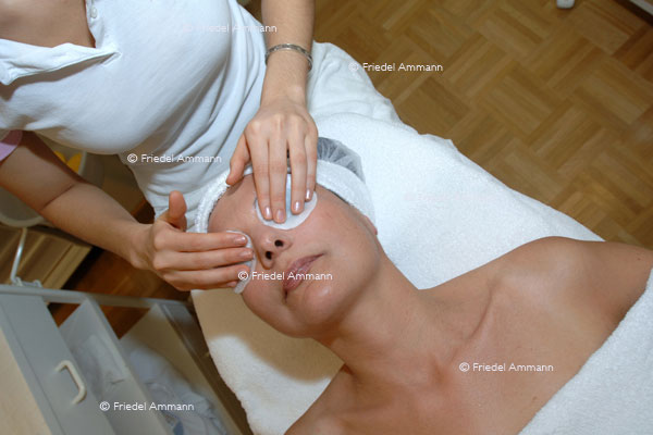 WIRTSCHAFT / ECONOMY - Handwerk / Craft – Kosmetikerin / Beautician
