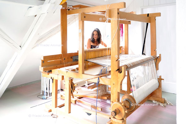 WIRTSCHAFT / ECONOMY - Handwerk / Craft – Weberin / Weaver