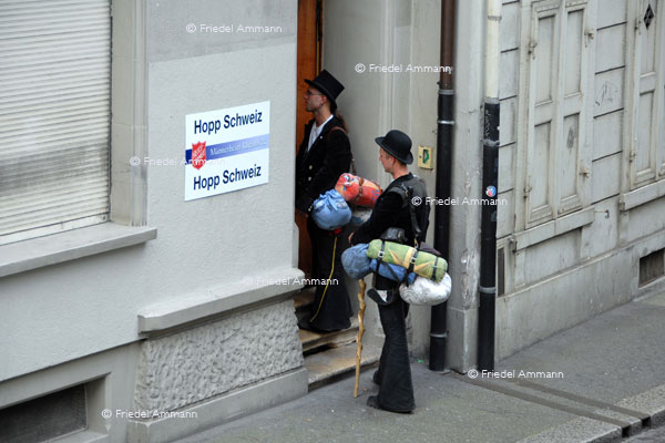 WIRTSCHAFT / ECONOMY - Handwerk / Craft - Handwerksgesellen auf Wanderschaft / Carpenters take to the road