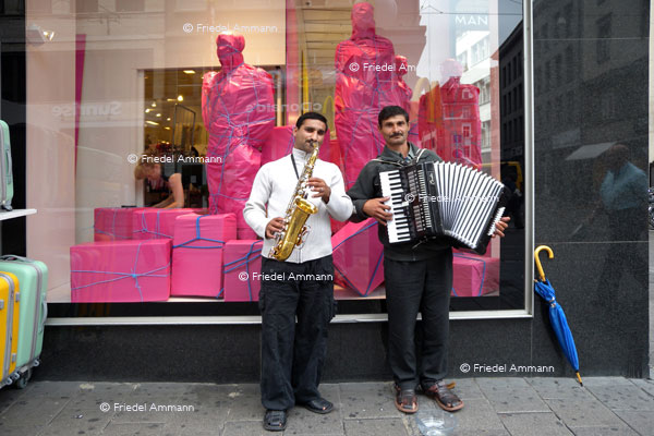 WIRTSCHAFT / ECONOMY - Handwerk / Craft – Strassenmusikanten, Dekorateurin / Musicians, Decorator