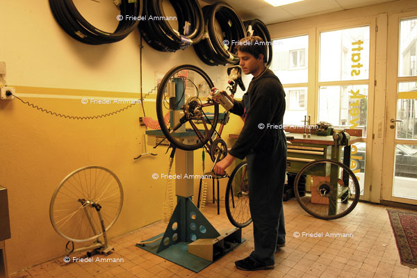 WIRTSCHAFT / ECONOMY - Handwerk / Craft – Velomechaniker / Bicycle Mechanic