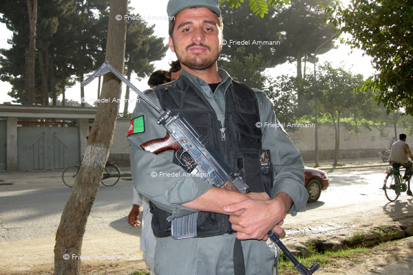 WIRTSCHAFT / ECONOMY - Handwerk / Craft - Sicherheits-Wachmann (Kabul) / Security