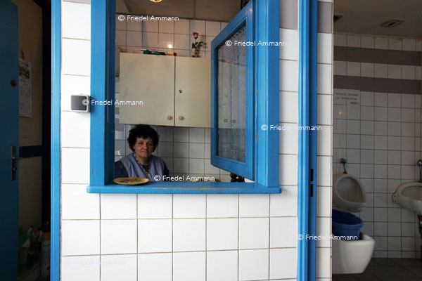 WIRTSCHAFT / ECONOMY - Handwerk / Craft – Toilettenputzfrau / Charlady