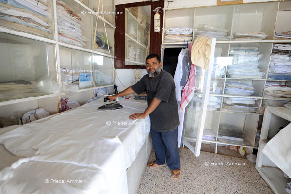 WIRTSCHAFT / ECONOMY - Handwerk / Craft - Textilreiniger (Oman) / Laundry