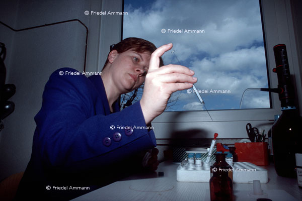WIRTSCHAFT / ECONOMY - Handwerk / Craft – Duftforscherin / Fragrance Research